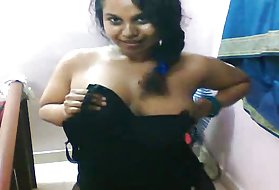Busty भारतीय लिली पता चलता है उसे स्तन , सेक्सी, कैमरे, गधा, स्तन